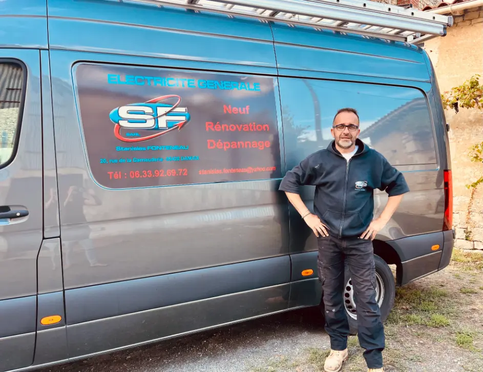 Stanislas Fonteneau, électricien à Angers, devant son camion professionnel